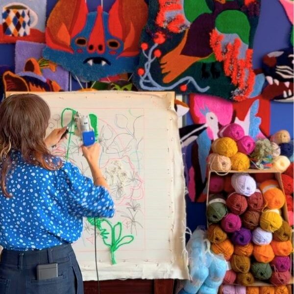 Anaëlle Rambaud, artiste exposante à La Guinguette du Macaron Bleu