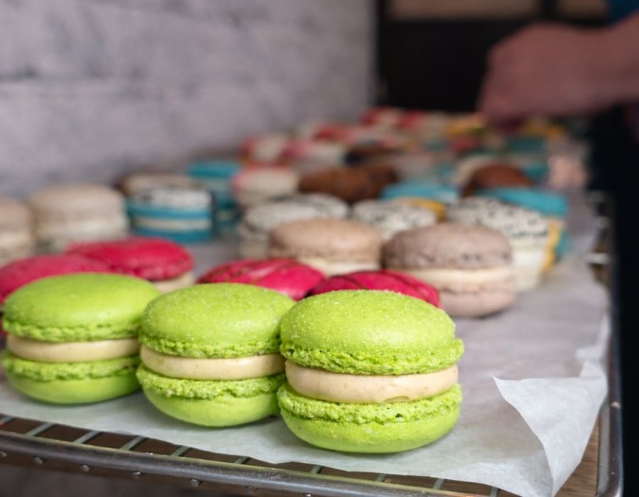 Macarons artisanaux 10 parfums traiteur sucré Le Macaron Bleu