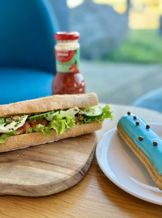 Déjeuner en terrasse à Bezannes au Macaron Bleu : pause snacking artisanale