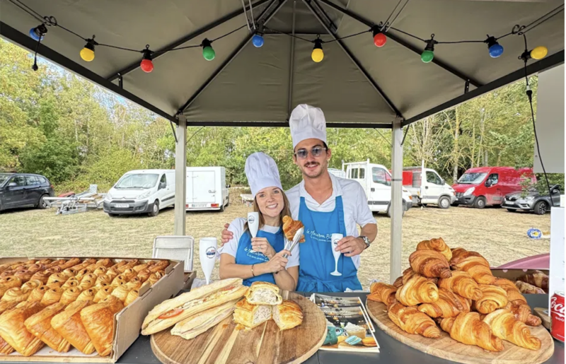 Stand gourmand boulangerie artisanale Le Macaron Bleu centenaire Circuit de Gueux Reims