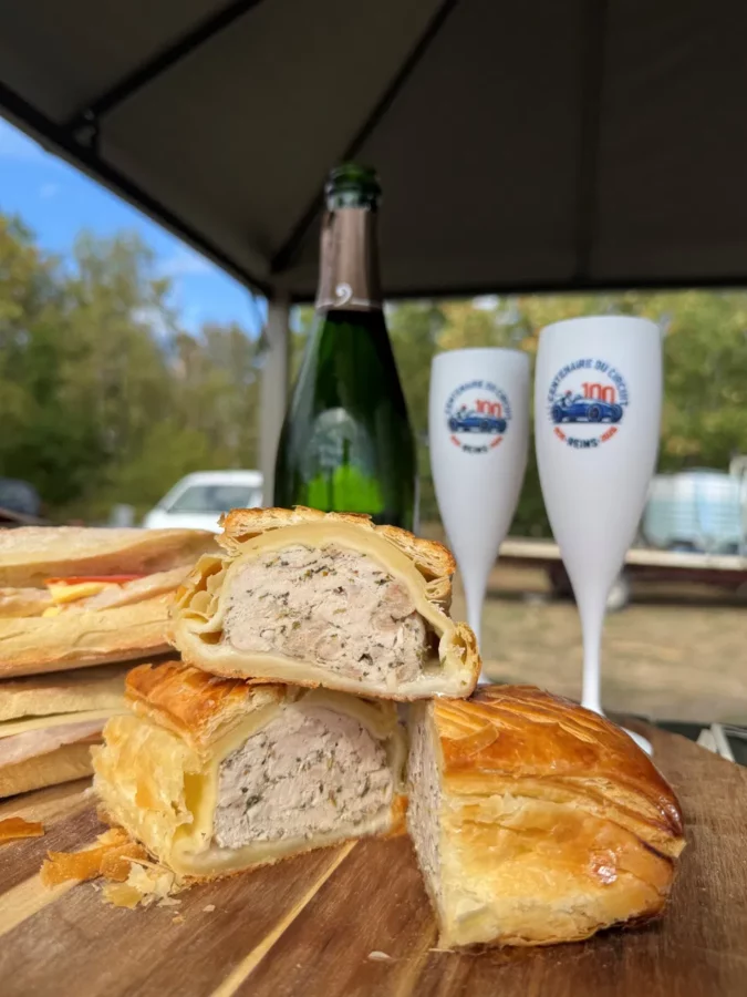 Feuilleté garni snacking artisanal Le Macaron Bleu centenaire circuit Reims